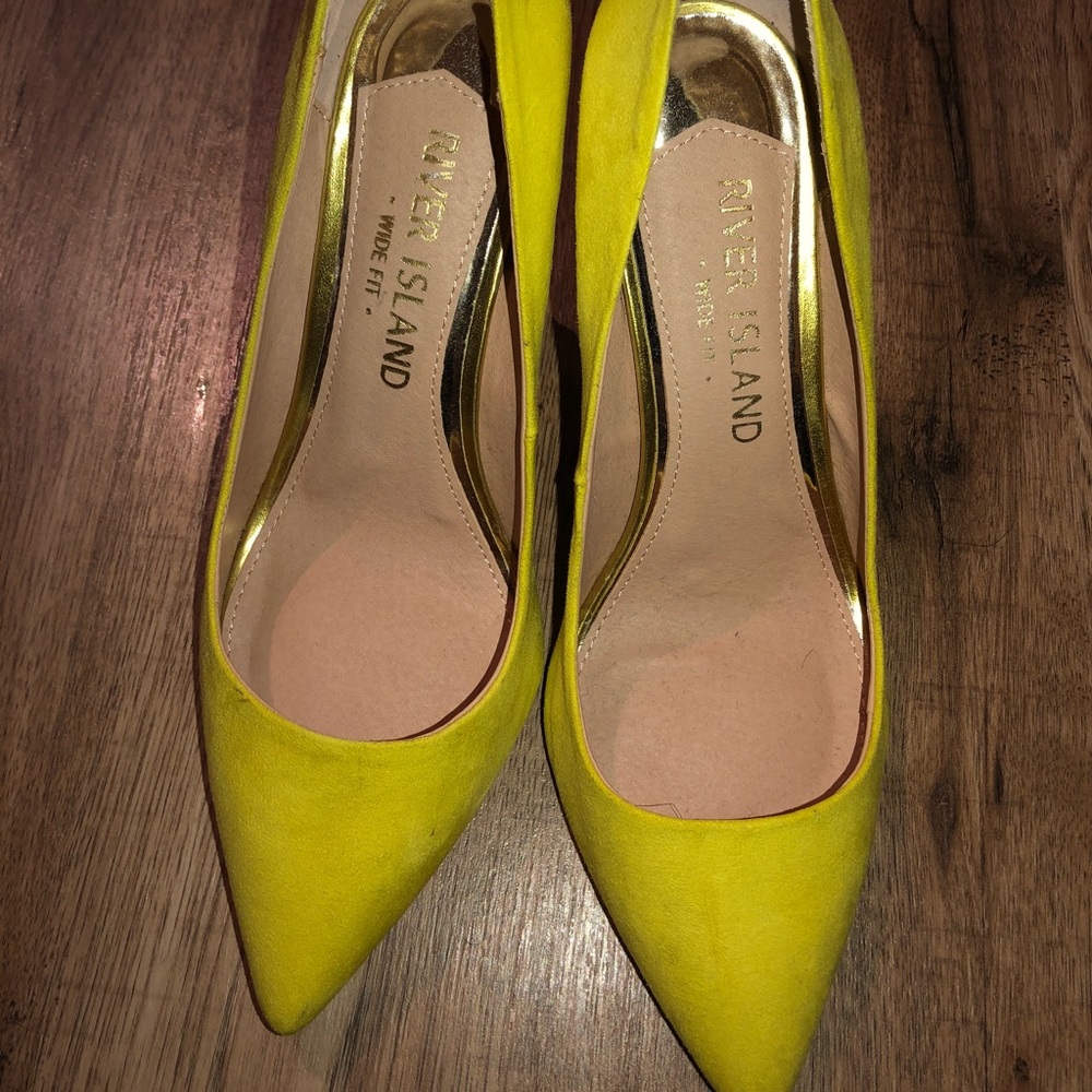 Citron color pumps